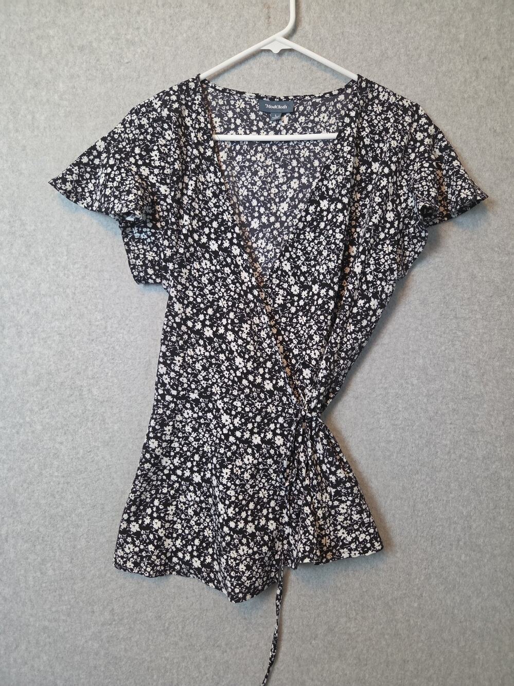 ModCloth Flutter And Flatter Black Floral SS True Wrap Blouse Women's Large